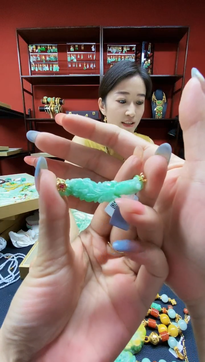颈饰未镶嵌翡翠吊坠