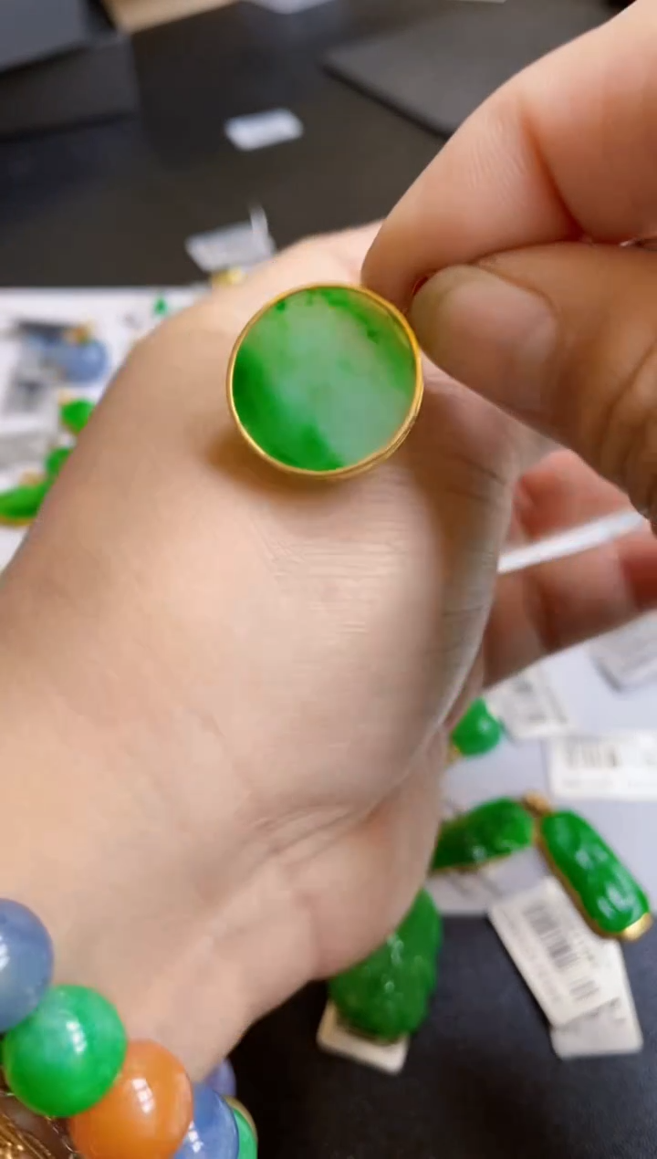 【闪购商品】翡翠颈饰18K金镶嵌圆牌