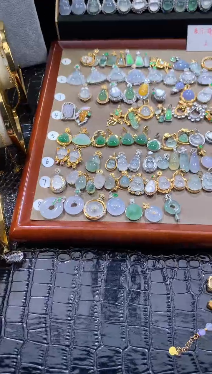 颈饰18K金镶嵌翡翠糖*翡翠