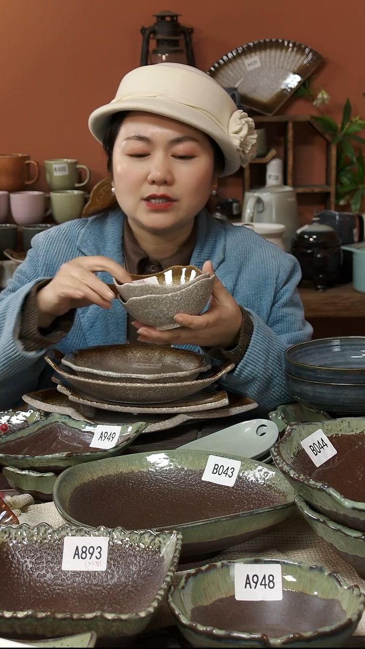 陶瓷A351 两只陶瓷翘边方碗可能微瑕11.5*5