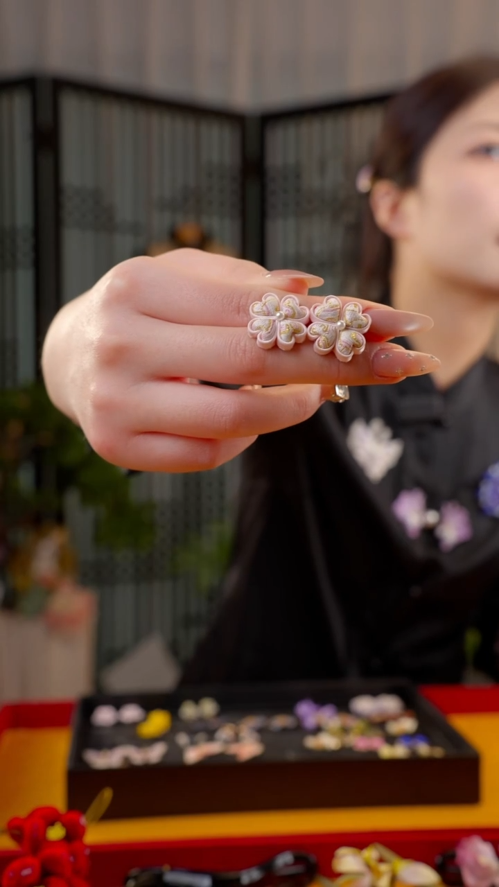 刺绣李***解非遗苏绣绒花