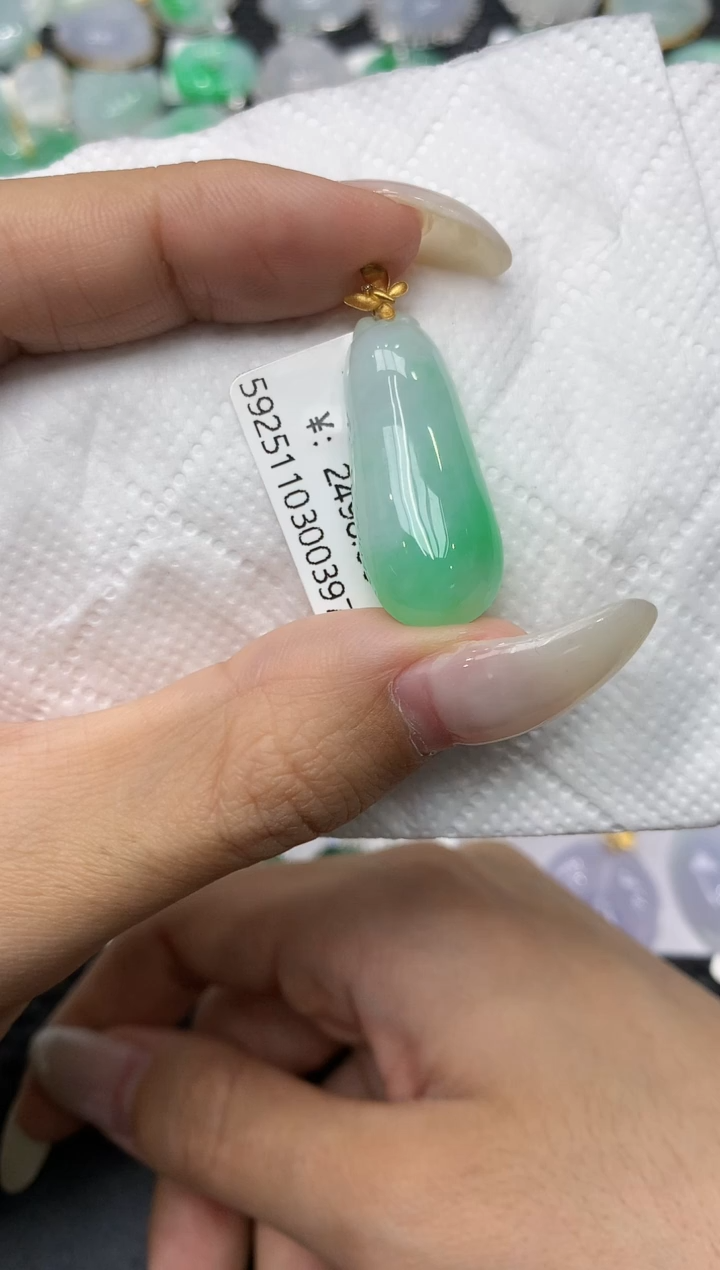 颈饰18K金镶嵌翡翠11111111111