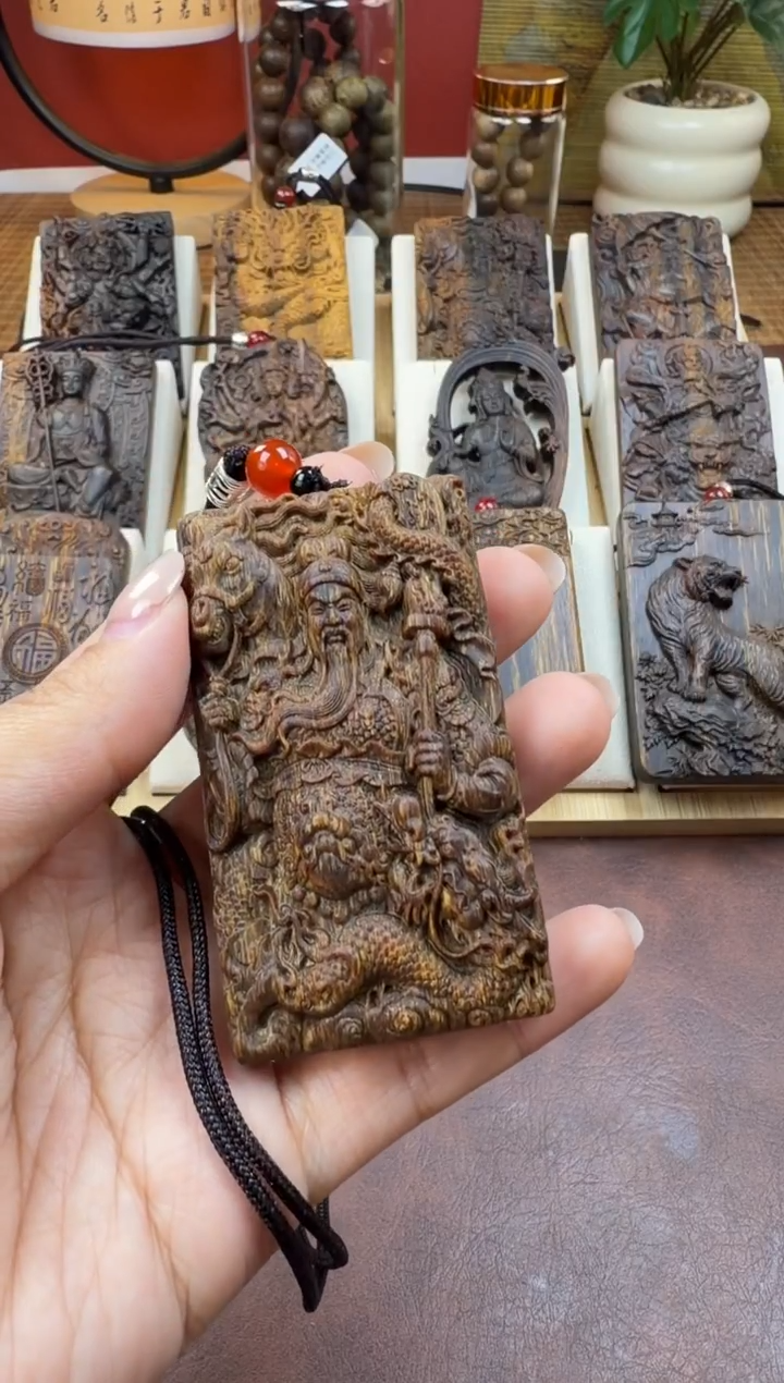 木木雕款太**猫芽庄  关公  7cm 送养香瓶