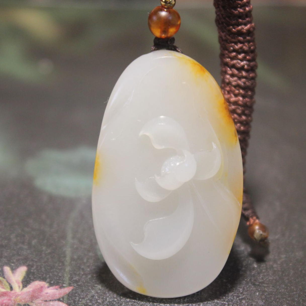 方小伟作品和田玉 荷花 独籽 背洒金皮 老熟料 暖白种 油润细腻