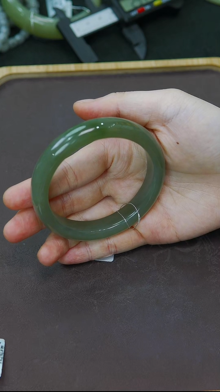 未镶嵌手镯和田玉58-59圈口正装深冰底一口翠