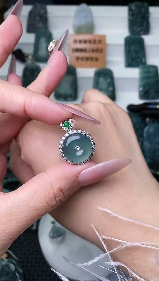 颈饰未镶嵌翡翠 