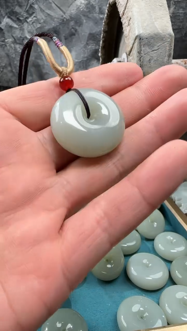 和田玉未镶嵌颈饰吊坠