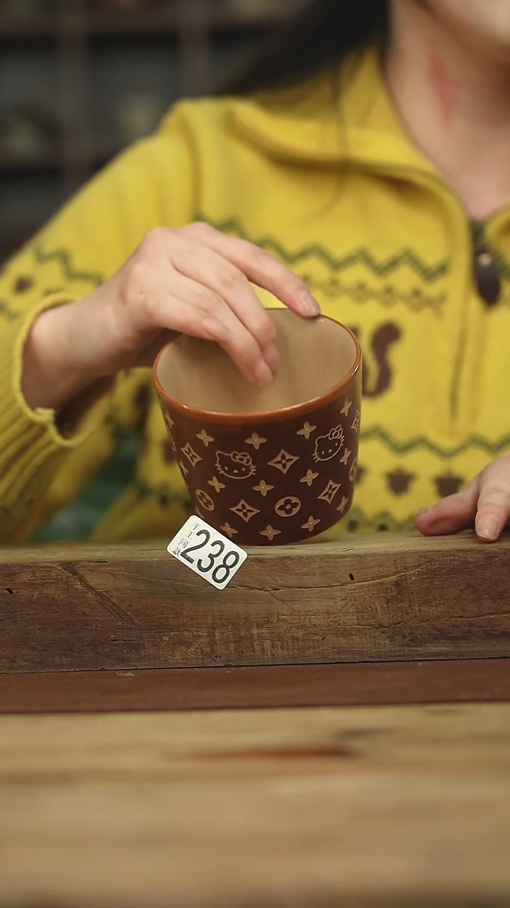 福利！！不顾一切落单！！老花KT猫手握杯