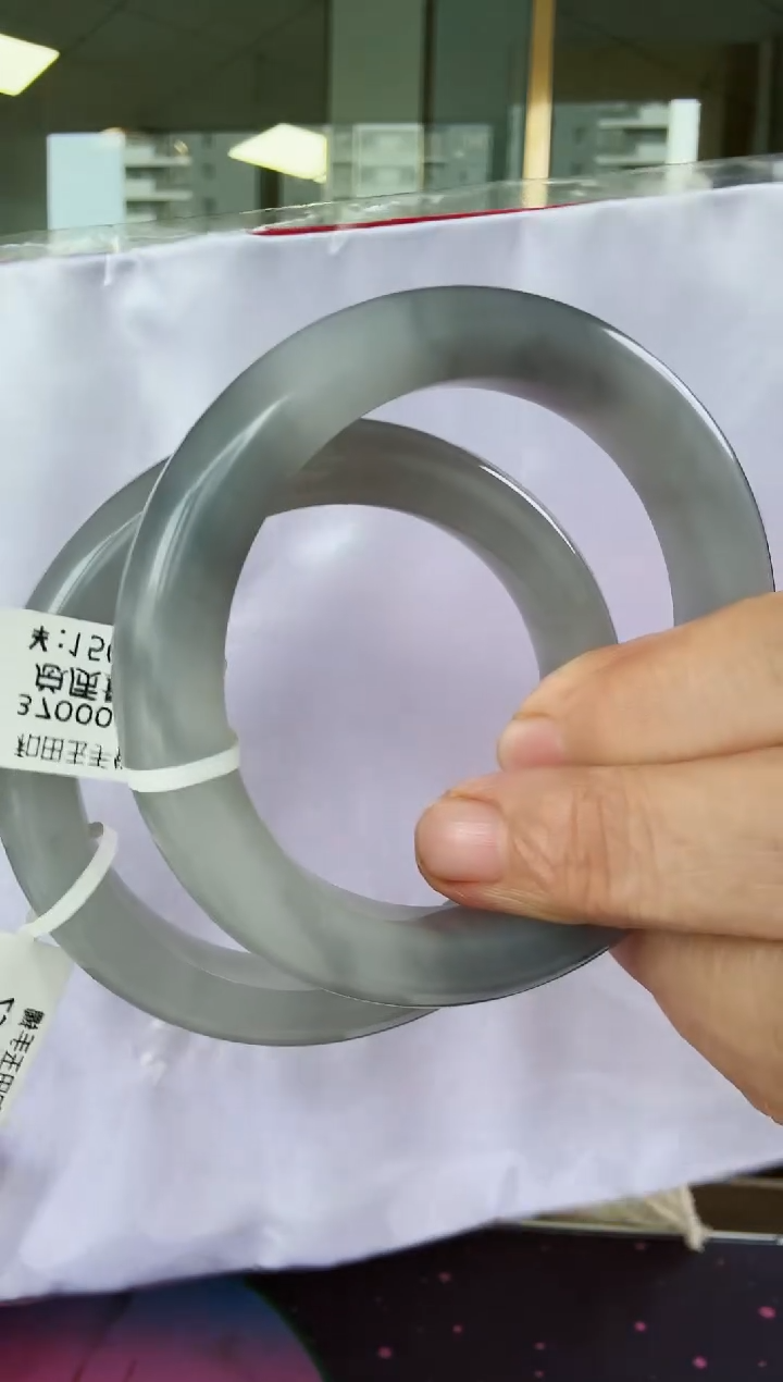 和田玉手镯未镶嵌手镯多样性发一个56-57