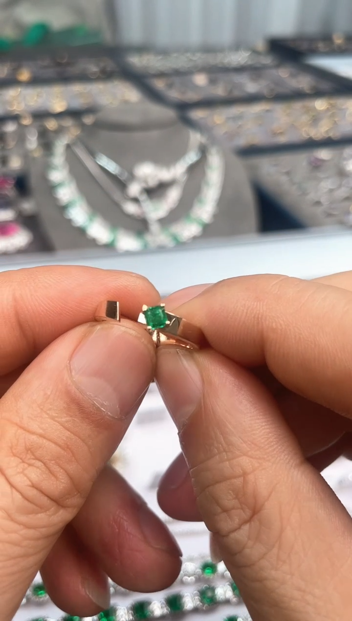 【闪购商品】祖母绿戒指18K金镶嵌0.25ct