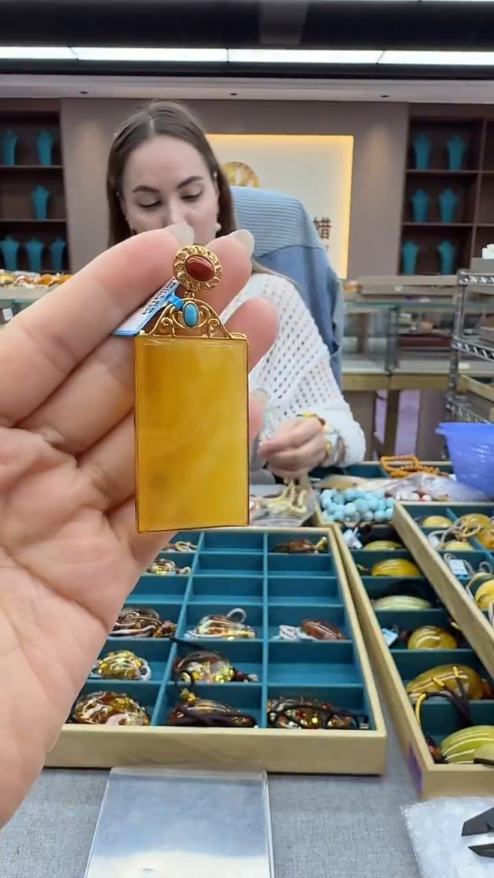 琥珀颈饰未镶嵌249秒拍号 假一罚三 