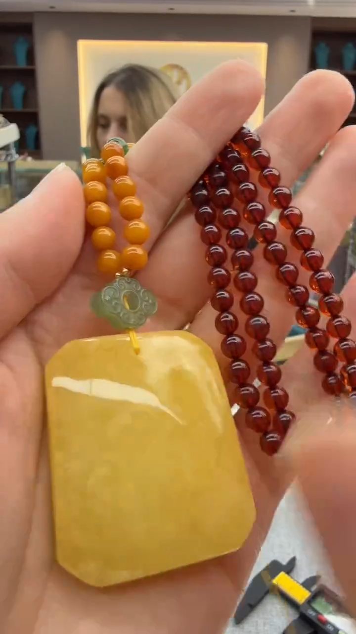 琥珀颈饰未镶嵌401秒拍号 假一罚三