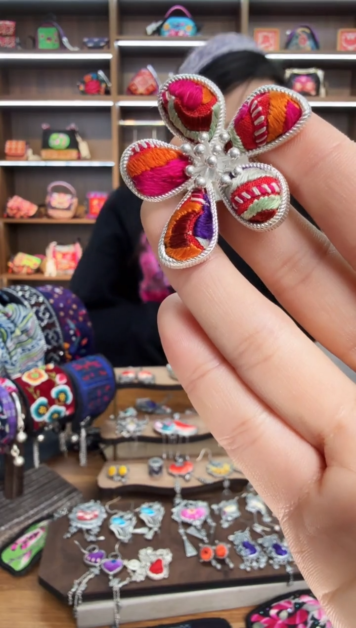 【闪购商品】织绣194蒙阿苏苗绣传承