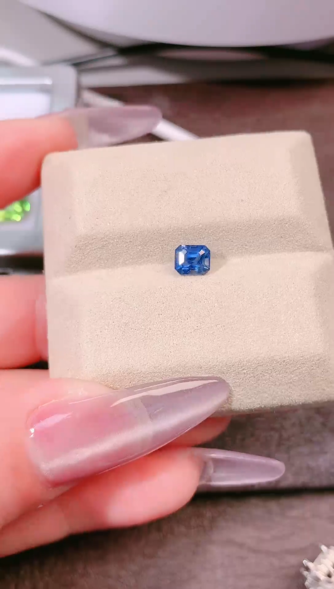 裸石蓝宝石1.06ct-天然矢车菊色台面微矿体蓝宝石