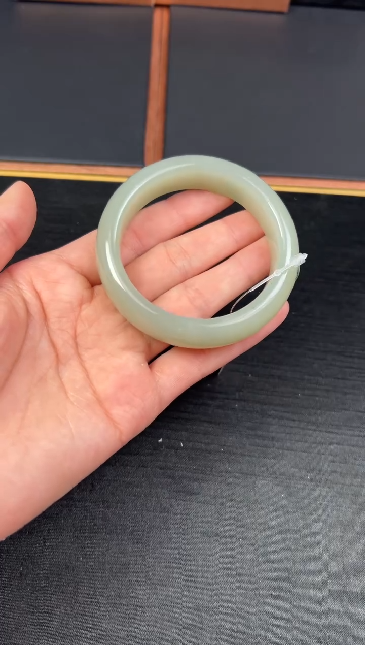 【闪购商品】和田玉手镯未镶嵌且末微色差近矿56