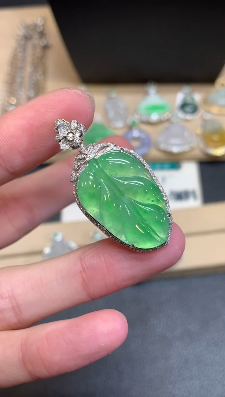 【闪购商品】翡翠颈饰18K金镶嵌叶子【无服务费】