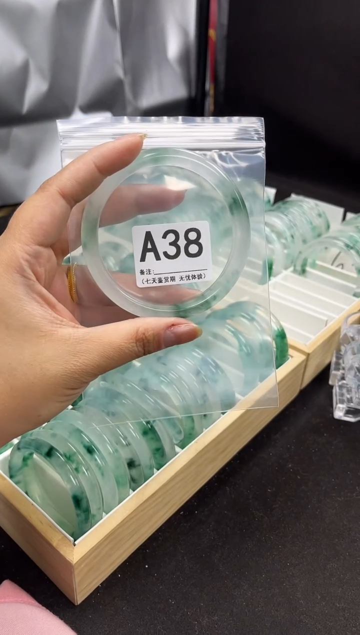 【闪购商品】石英岩玉手镯未镶嵌A38