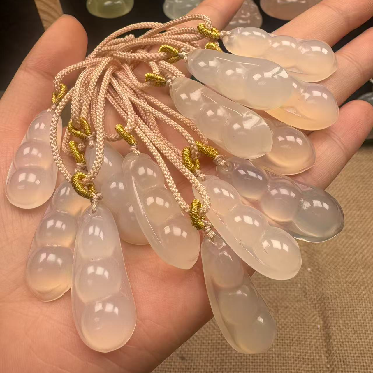 天然玛瑙玉髓冰透福豆吊坠男女款简约百搭时尚饰品