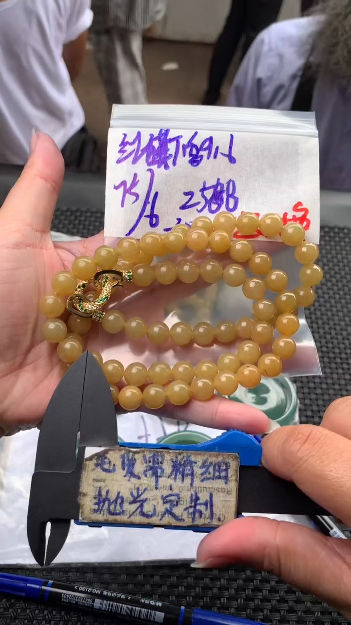 定制翡翠未镶嵌红***?毛货需抛光多样性拍一发一