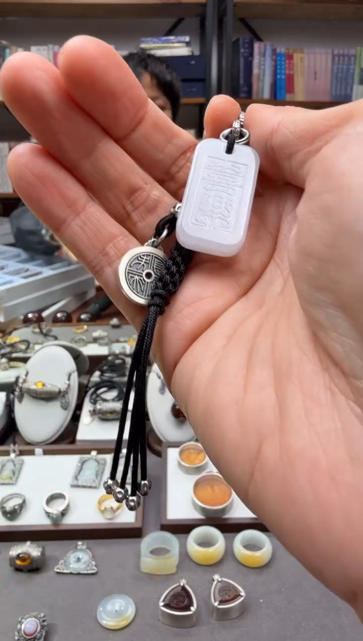 颈饰未镶嵌翡翠挂饰