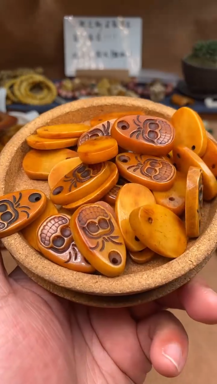 【闪购商品】牛骨其他P508-阿呆吊坠-有棕裂