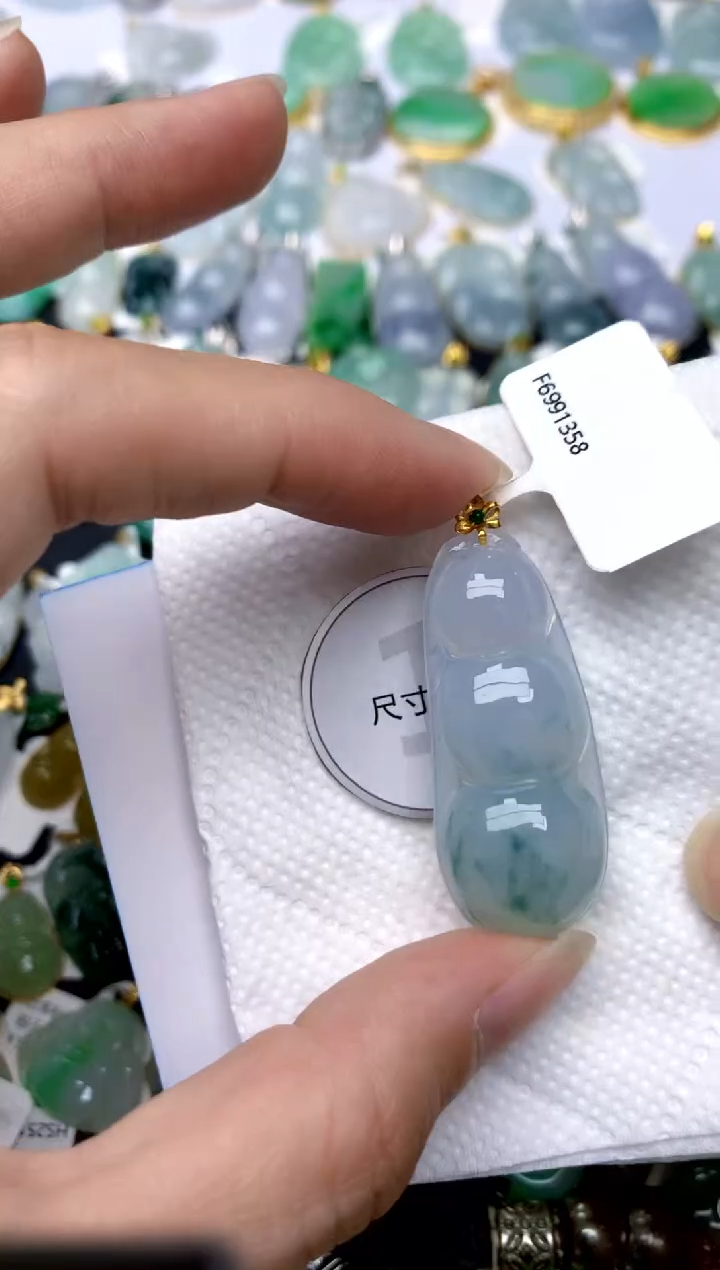 颈饰18K金镶嵌翡翠天然A货翡翠