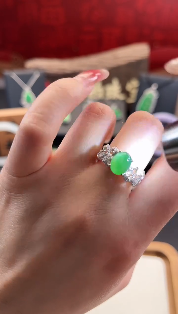 翡翠戒指18K金镶嵌戒指