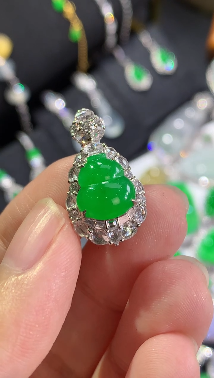 颈饰18K金镶嵌翡翠绿葫芦