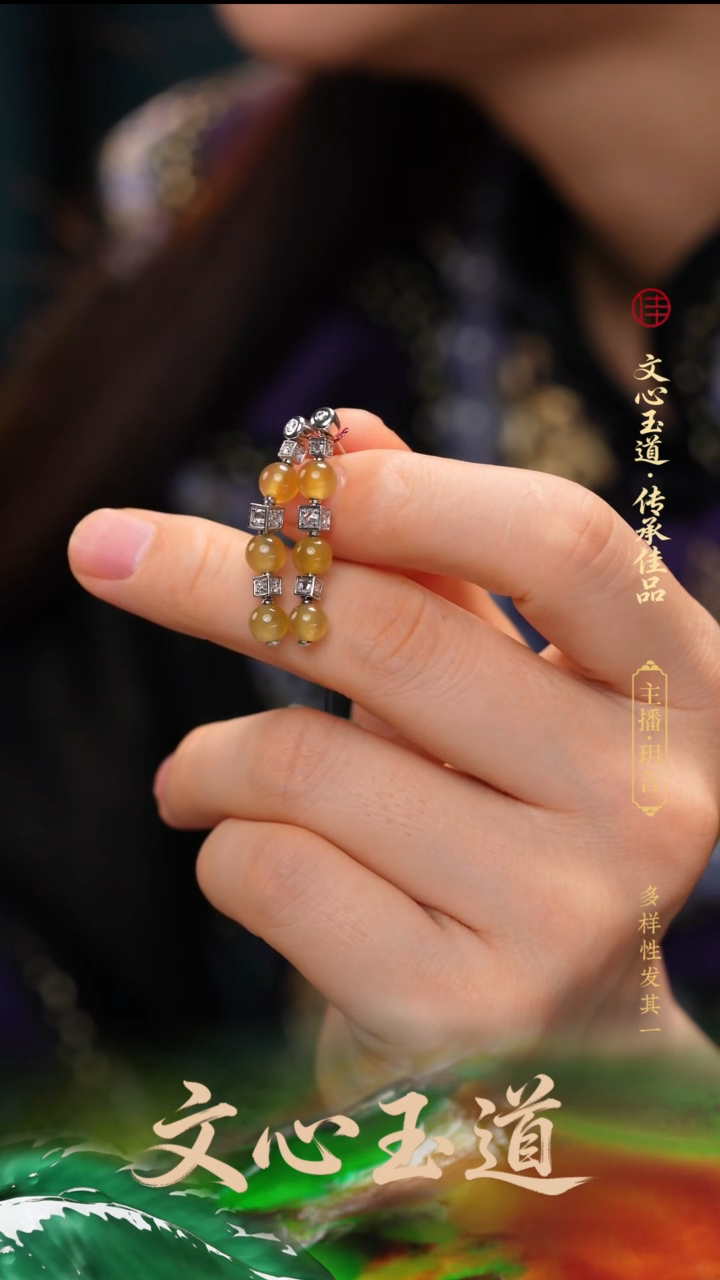 颈饰18K金镶嵌翡翠耳饰