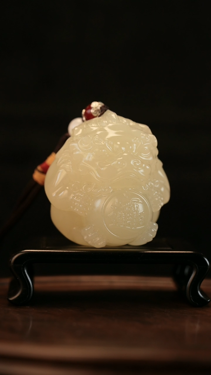 云南石竹叶青雕刻：貔貅抱球