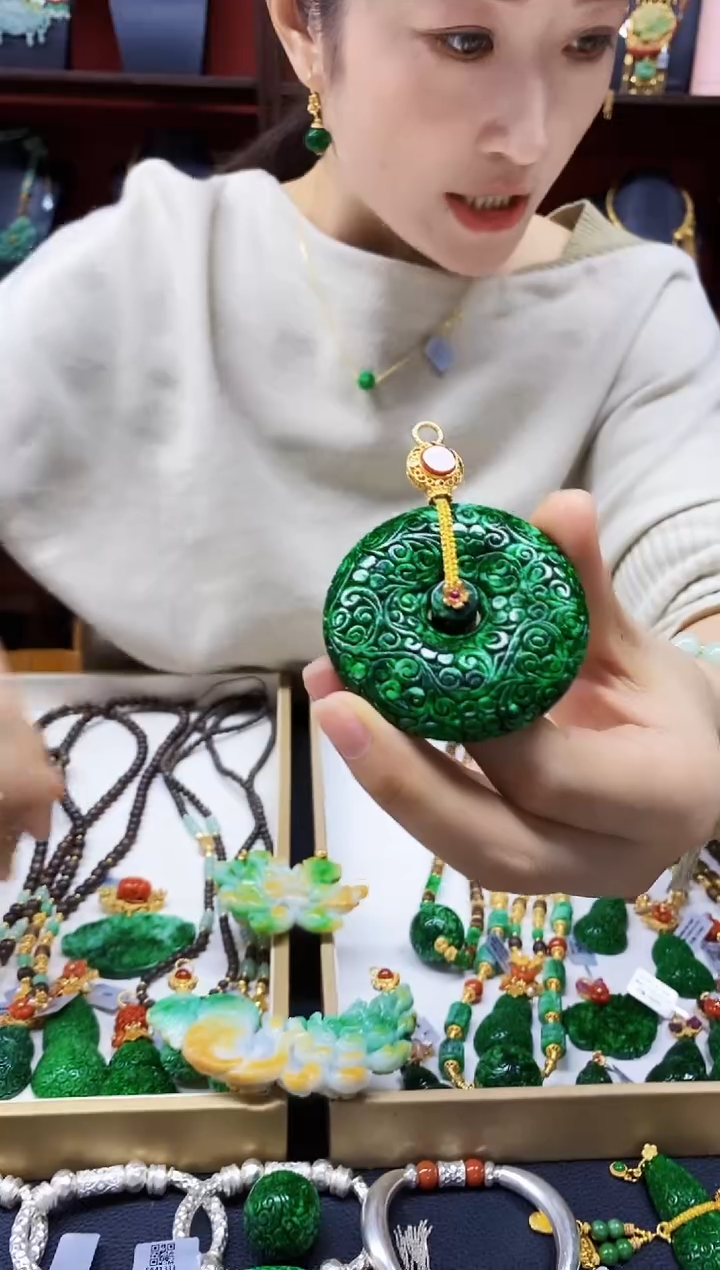 颈饰未镶嵌翡翠吊坠