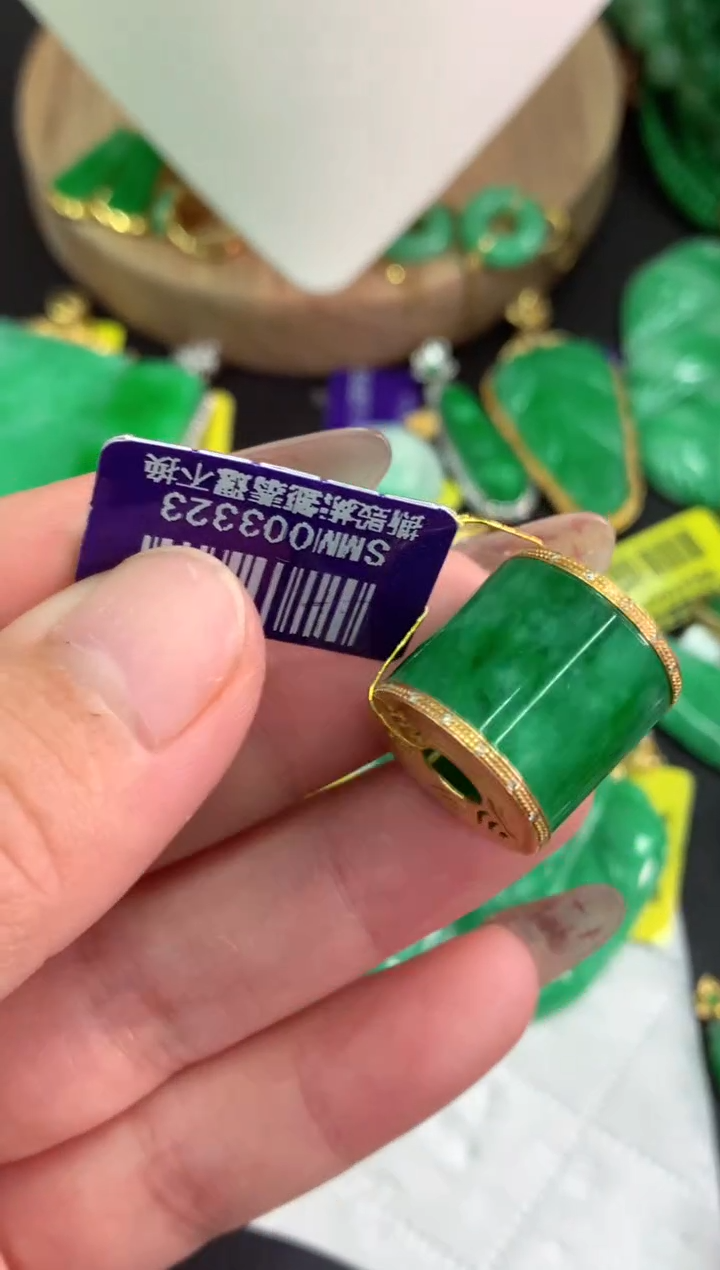 翡翠18K金镶嵌颈饰挂件