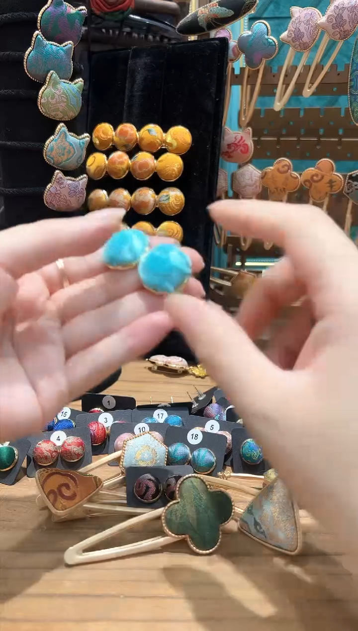 【闪购商品】【孤品车2.23】亮蓝色漳绒大耳钉一对