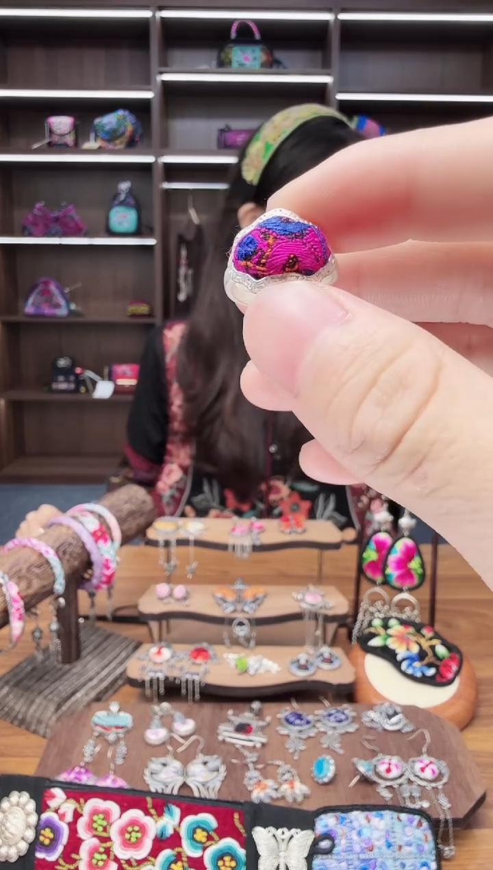 织绣2蒙阿苏苗绣传承店