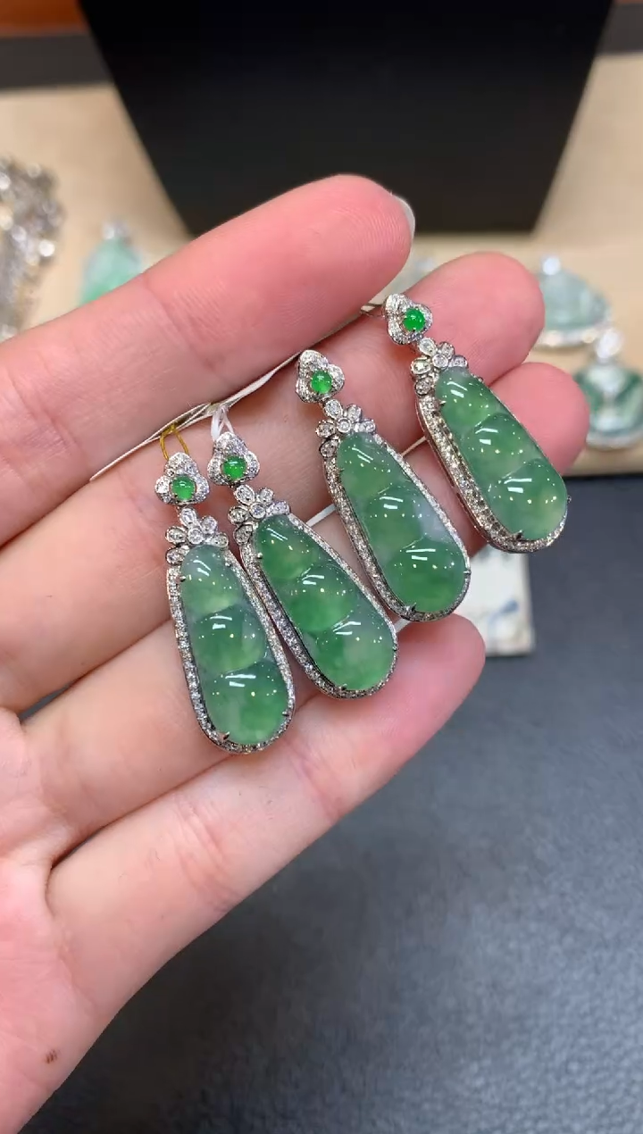 【闪购商品】翡翠颈饰18K金镶嵌福豆【无服务费】【多样性发其一】