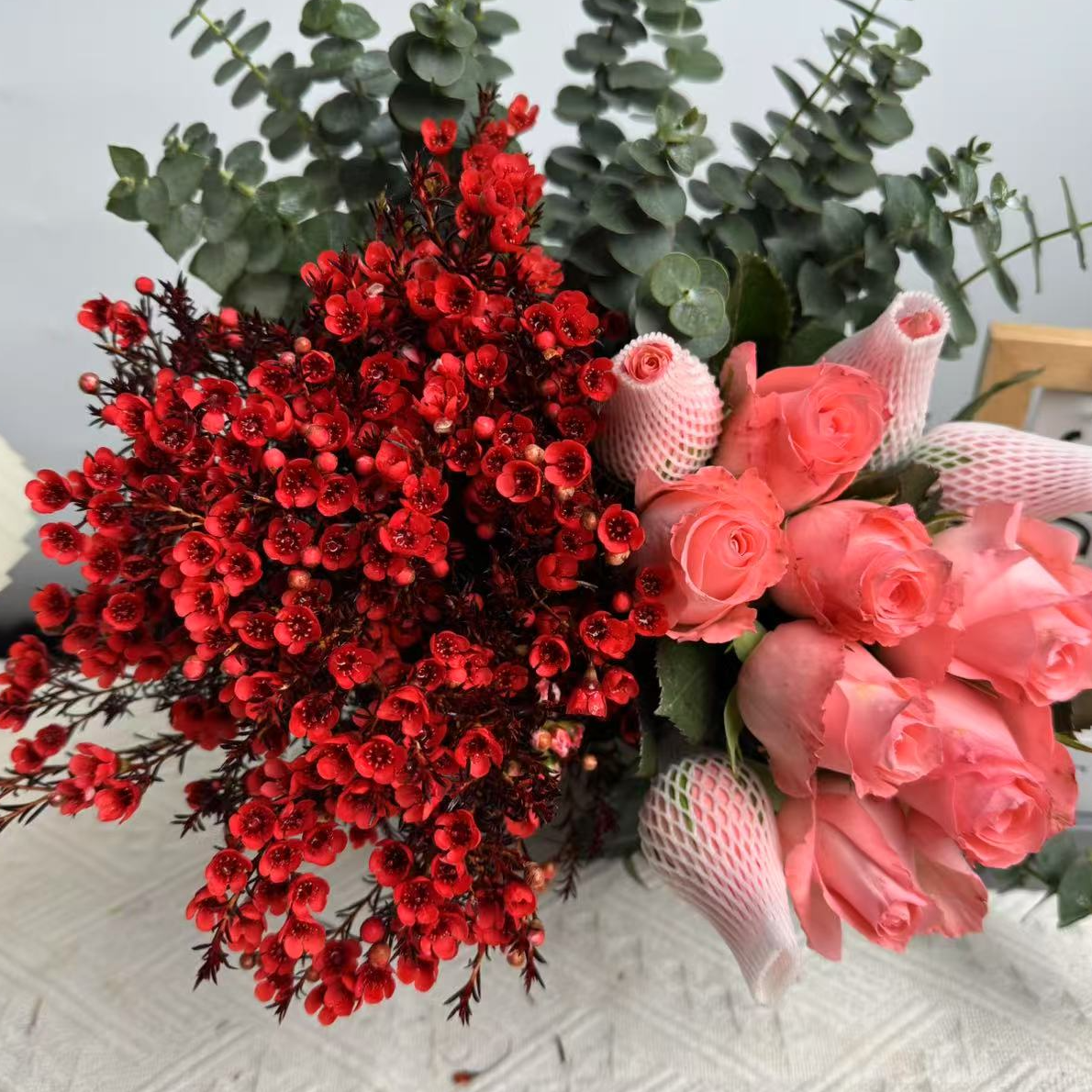 【新年热卖鲜花组合】粉玫瑰10枝+腊梅1扎+配草 云南昆明基地直发