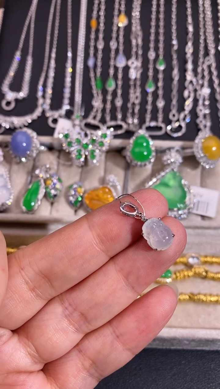 颈饰18K金镶嵌翡翠吊坠