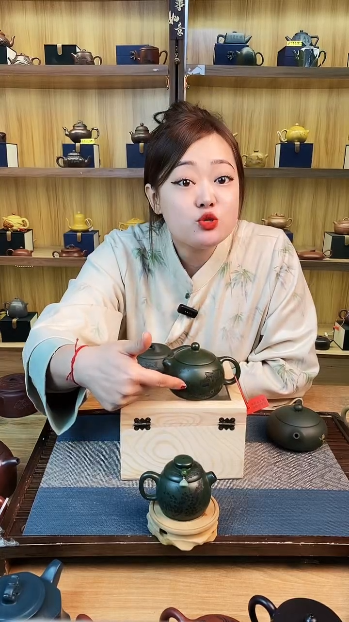 【闪购商品】紫砂茶壶绿泥刻绘西施【雪】