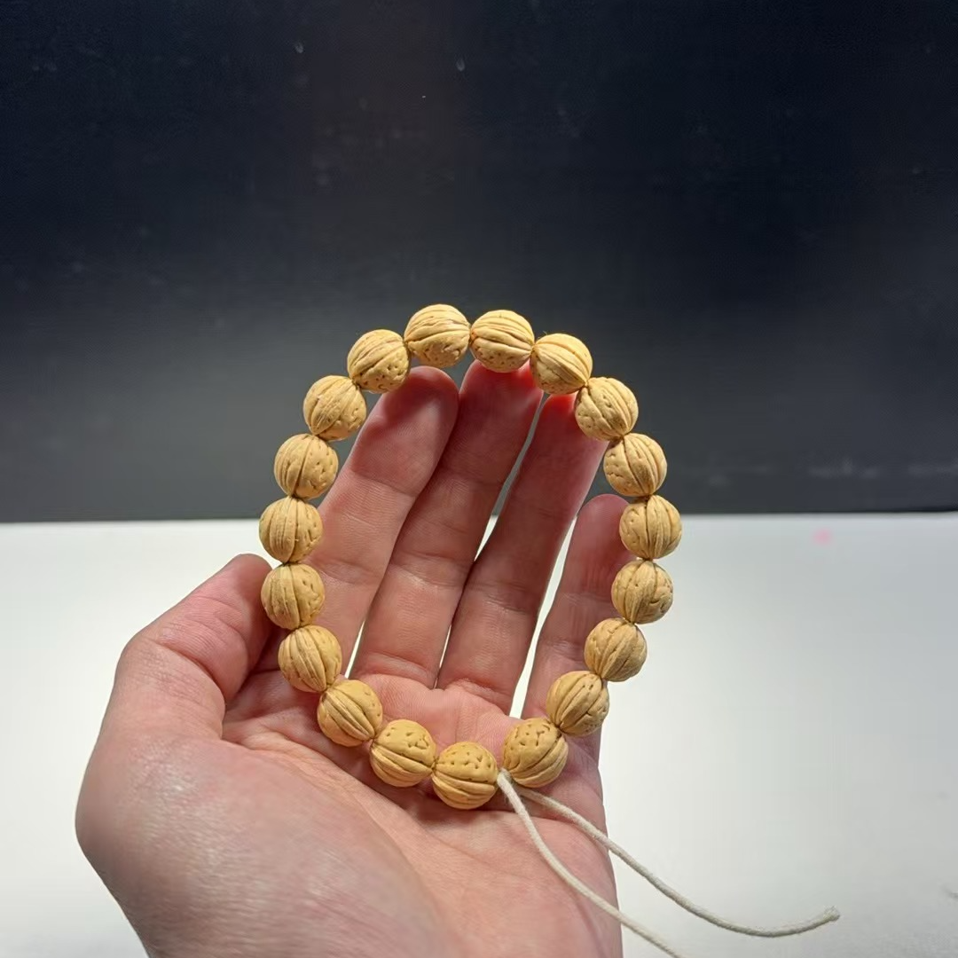 1.3（盘锦鸡油黄）桃核手串