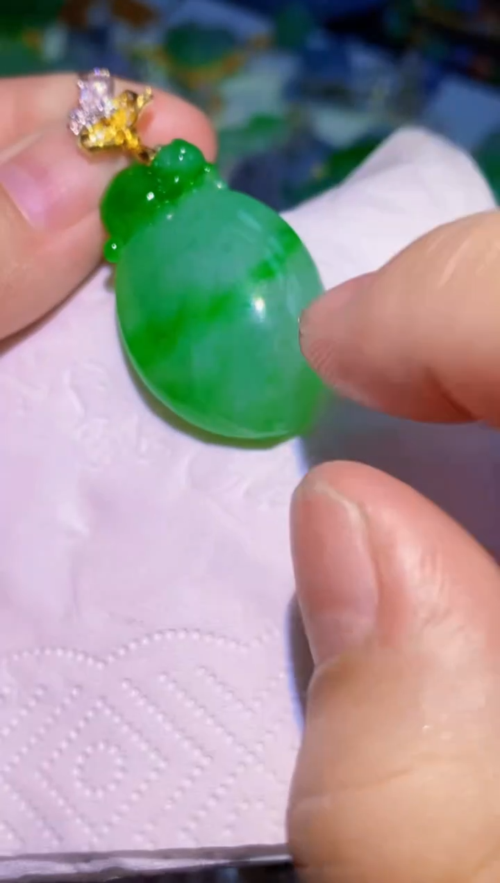 翡翠18K金镶嵌颈饰瓜