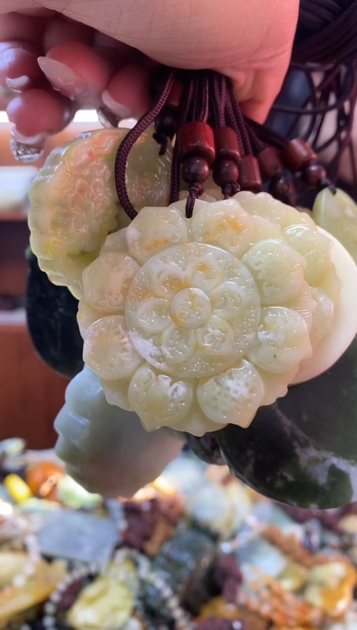 未镶嵌蛇纹石玉吊坠 多样性发其一