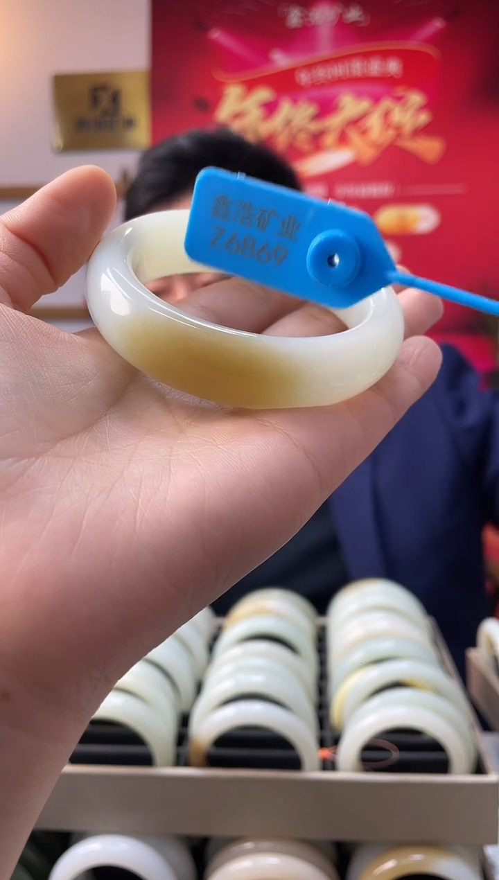 【闪购商品】和田玉手镯未镶嵌糖镯 Z6869 圈口55-56