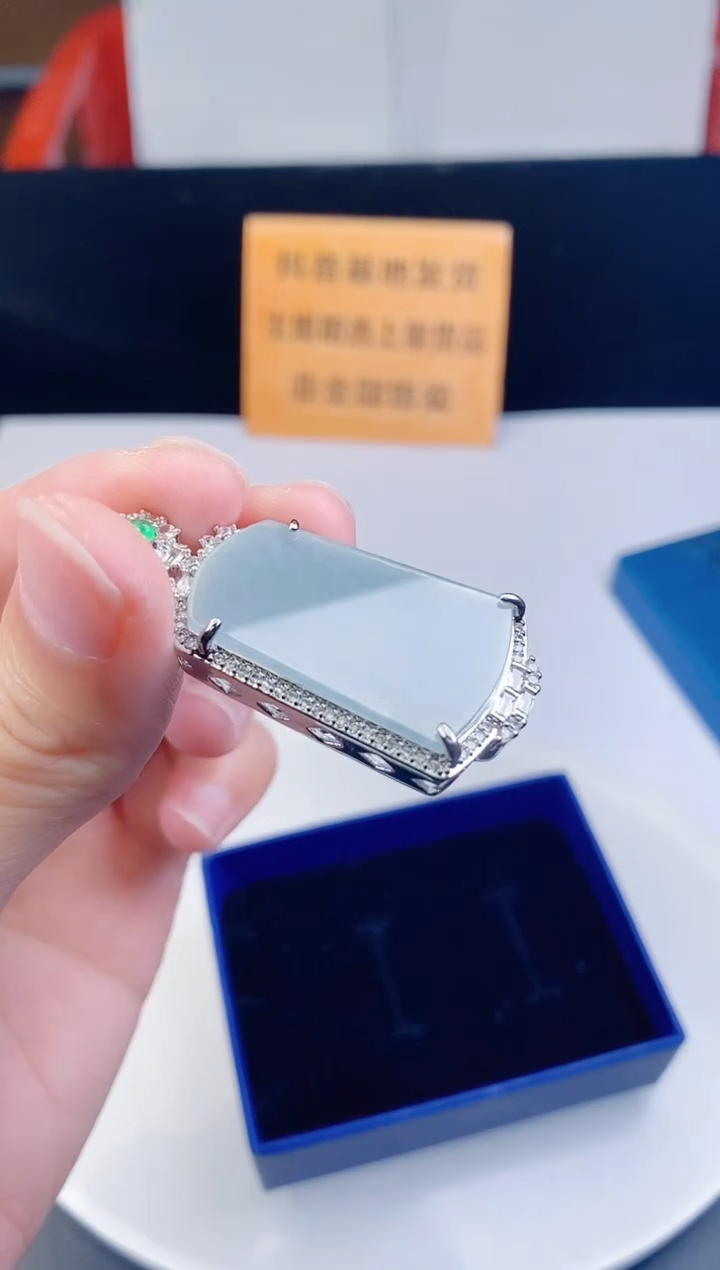 颈饰未镶嵌翡翠    