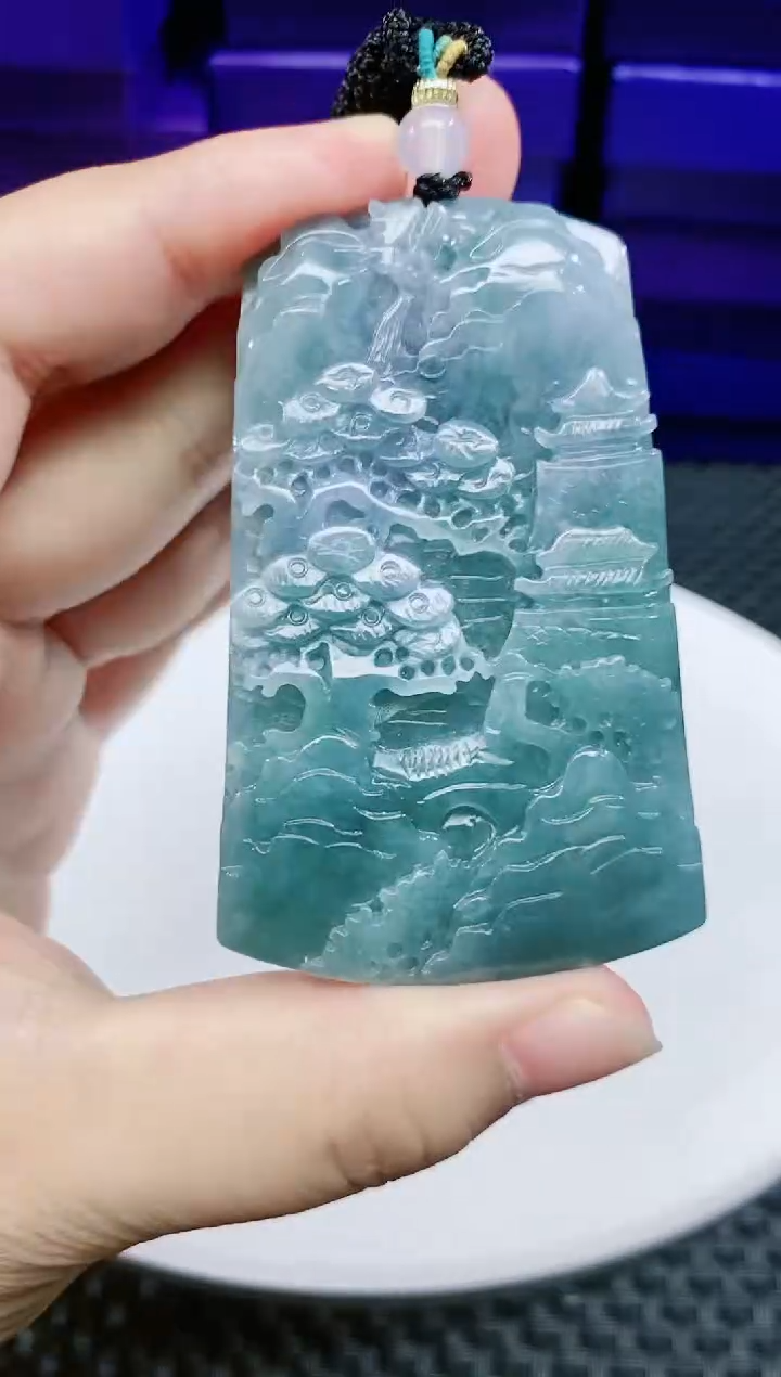 翡翠未镶嵌颈饰          