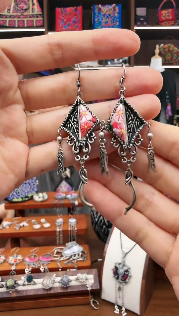 织绣24蚩梦苗族古绣