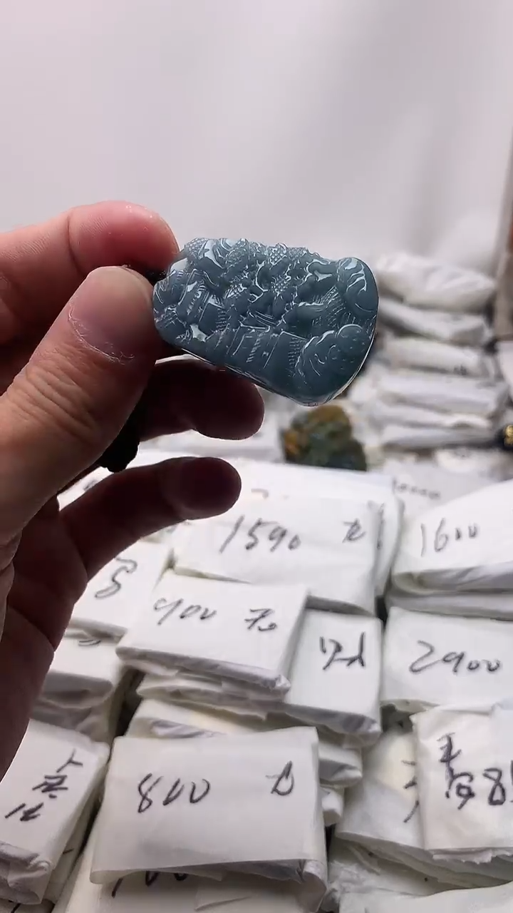 翡翠未镶嵌颈饰山水牌