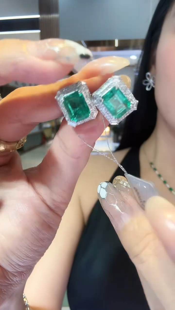 铂Pt950镶嵌耳饰祖母绿5.00ct 