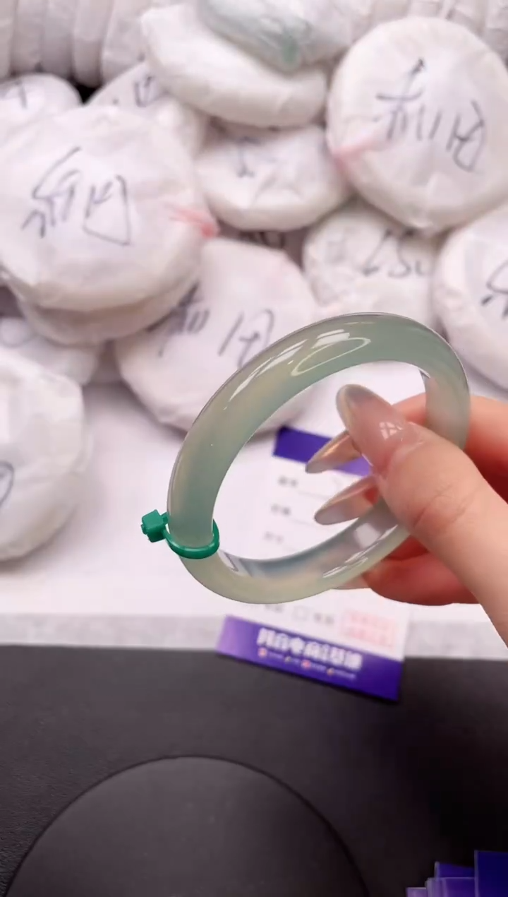 【闪购商品】石英质玉手镯未镶嵌30K270-55