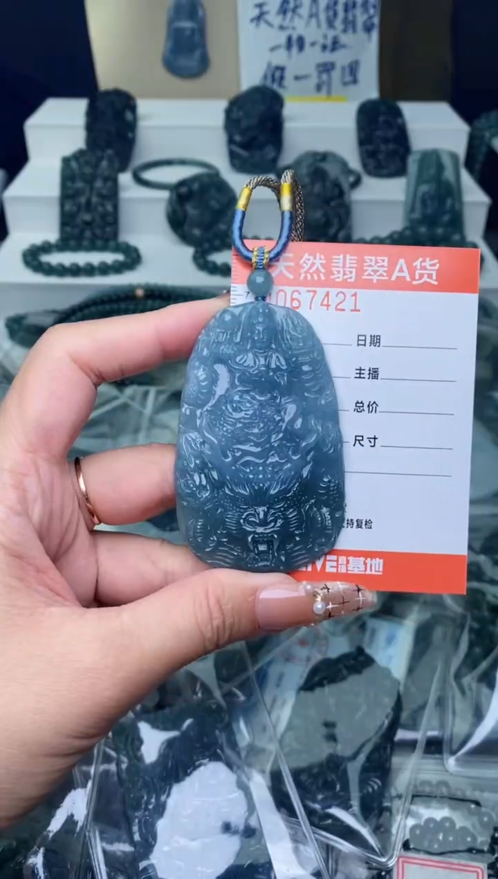 翡翠未镶嵌颈饰·········