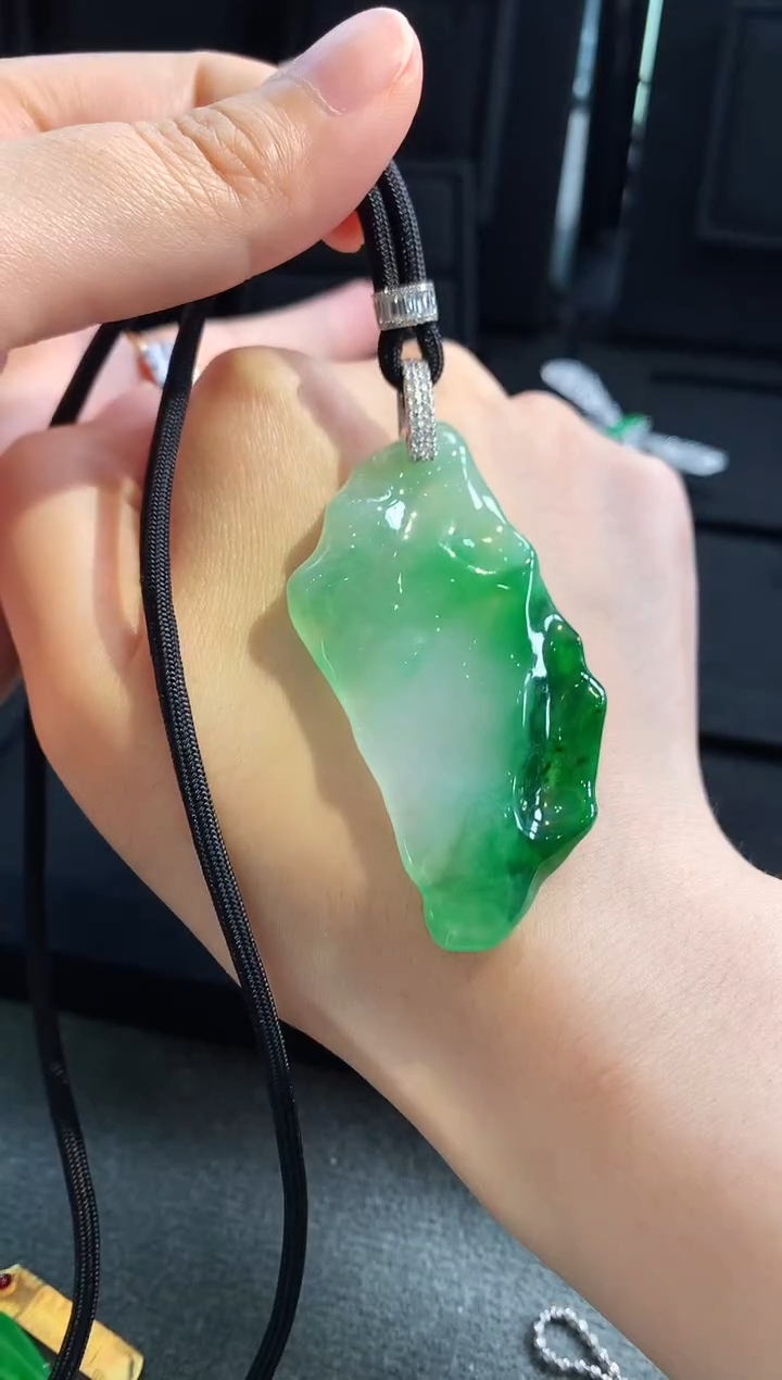 【闪购商品】翡翠颈饰18K金镶嵌吊坠